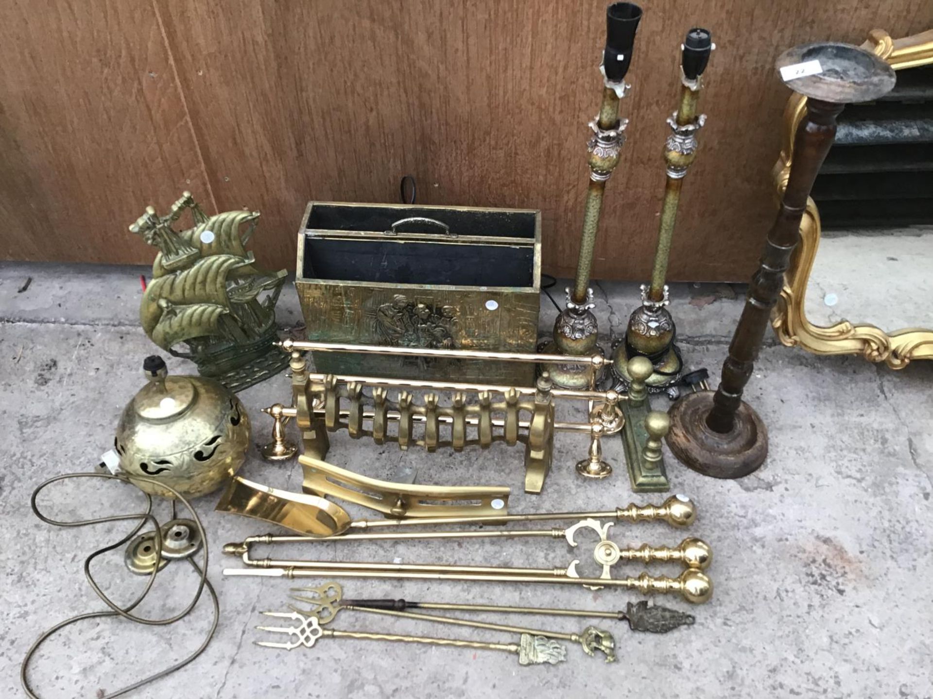 A LARGE COLLECTION OF BRASS ITEMS TO INCLUDE FIRE FENDERS, MAGAZINE RACK, LAMPS ETC