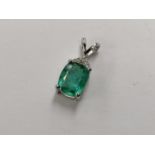 A 9CT WHITE GOLD DIAMOND AND EMERALD PENDANT, EMERALD WEIGHT 1.58 CARATS, WEIGHT 1.3 GRAMS,