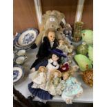 TWO VINTAGE TEDDY BEARS TOGETHER WITH A LARGE COLLECTION OF ASSORTED DOLLS