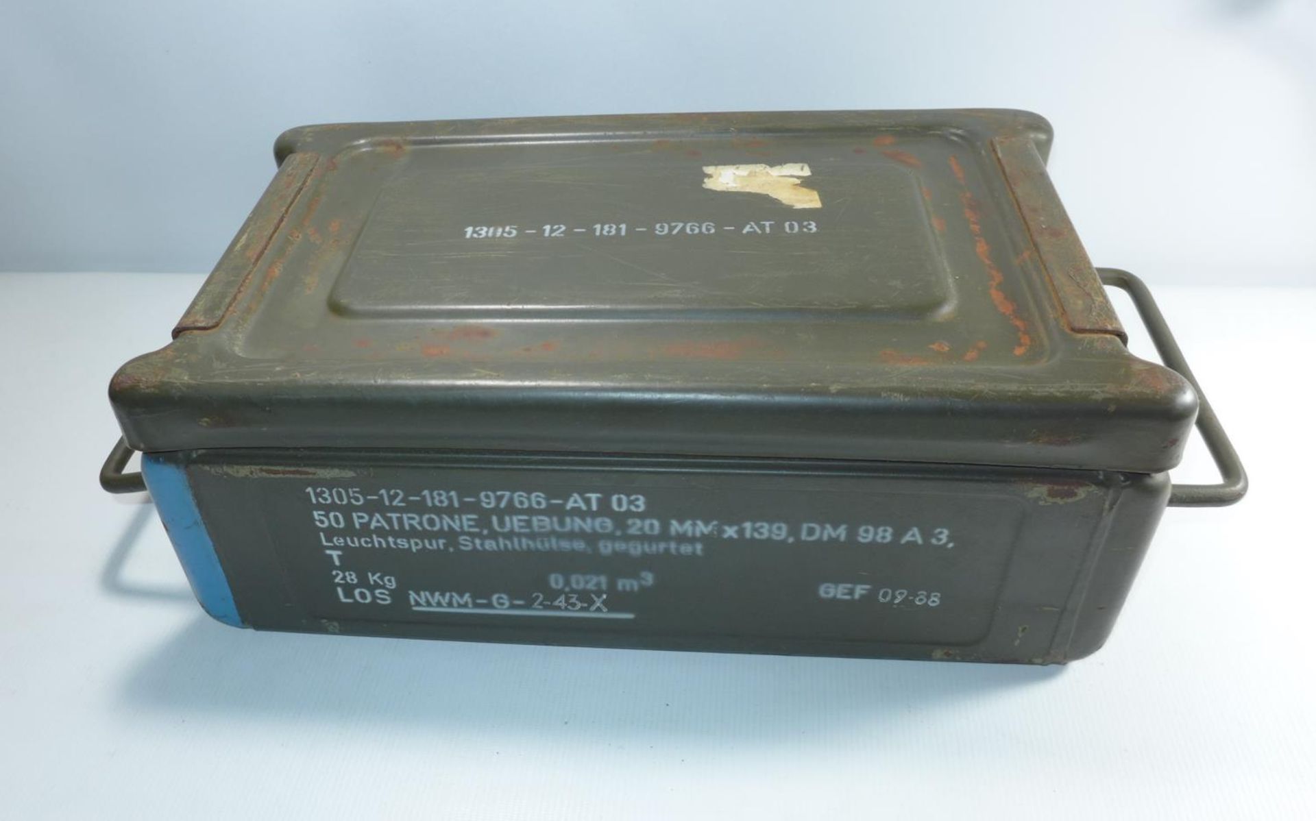 AN EMPTY AMMUNITION BOX / CRATE