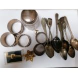 A MIXED GROUP OF SILVER PLATED AND FURTHER ITEMS TO INCLUDE THREE HALLMARKED SILVER NAPKIN RINGS,