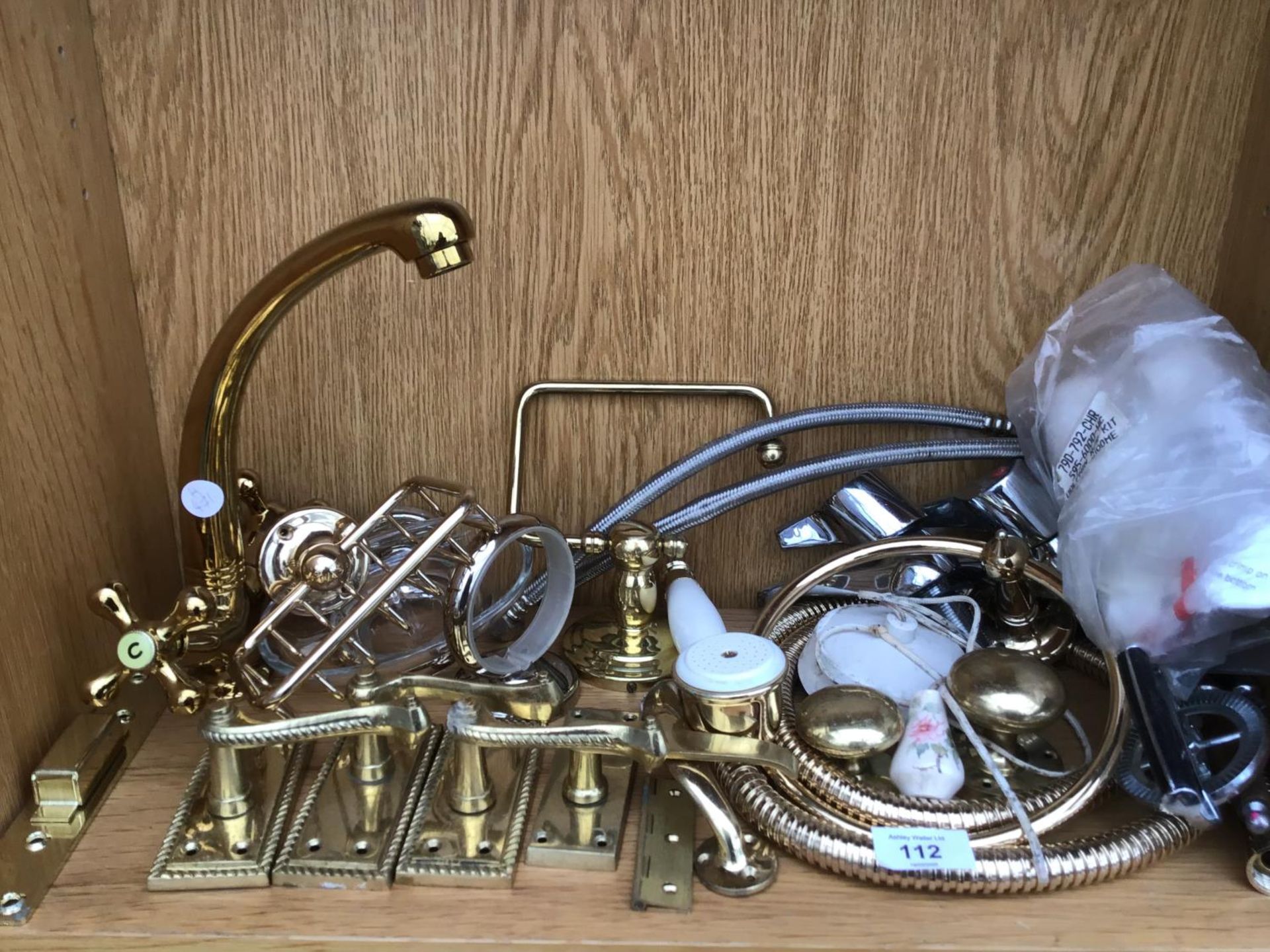 A COLLECTION OF VARIOUS BRASS ITEMS TO INCLUDE TAPS, DOOR HANDLES, BELL, TRIVET ETC - Image 2 of 3