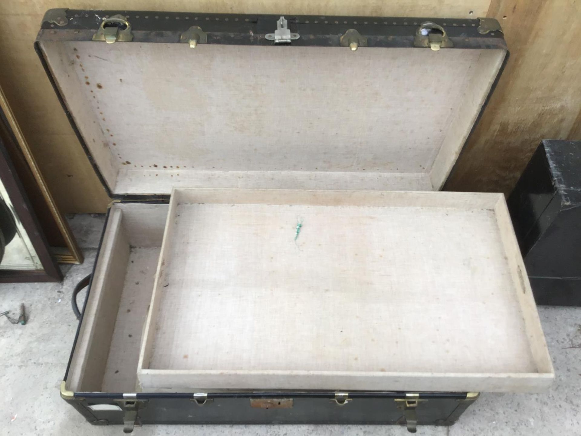 A VINTAGE TRAVEL CHEST IN GOOD CONDITION WITH INNER TRAY - Image 3 of 3