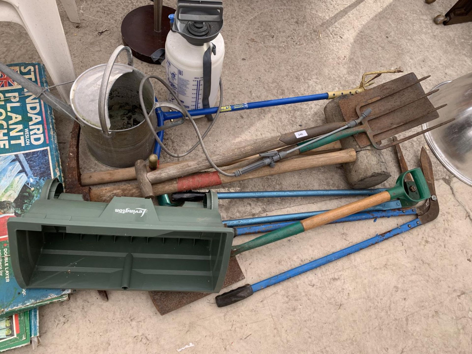 A LARGE COLLECTION OF GARDEN ITEMS TO INCLUDE TWO PLASTIC CHAIRS, TOOLS, GALV WATERING CAN, AND - Image 2 of 3