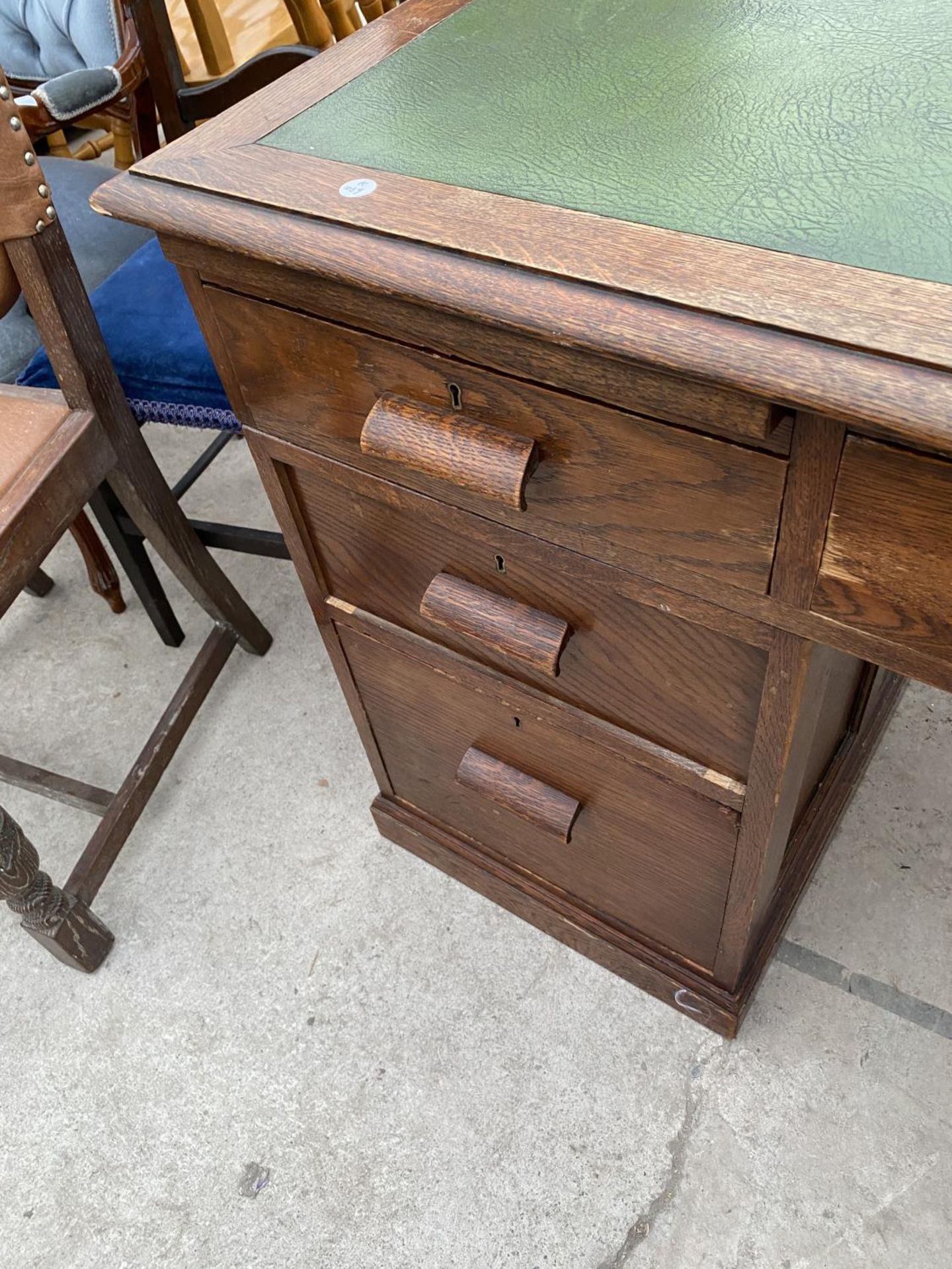 AN OAK PARTNER'S DESK WITH SEVEN DRAWERS AND GREEN LEATHER WRITING SURFACE AND A MAHOGANY CAPTAIN' - Image 3 of 8