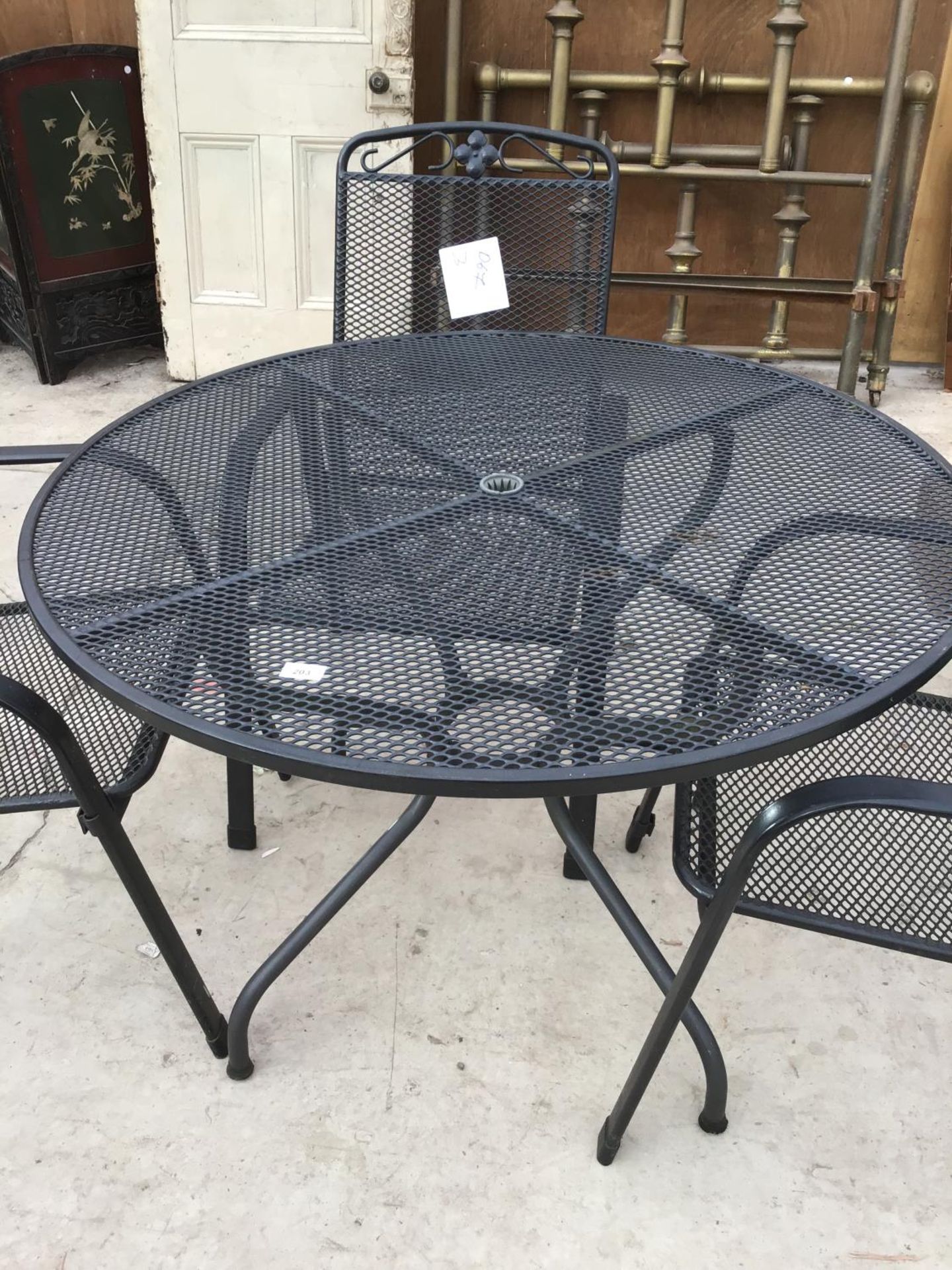 A LARGE CIRCULAR BLACK METAL GARDEN TABLE WITH THREE MATCHING CHAIRS - Image 2 of 4