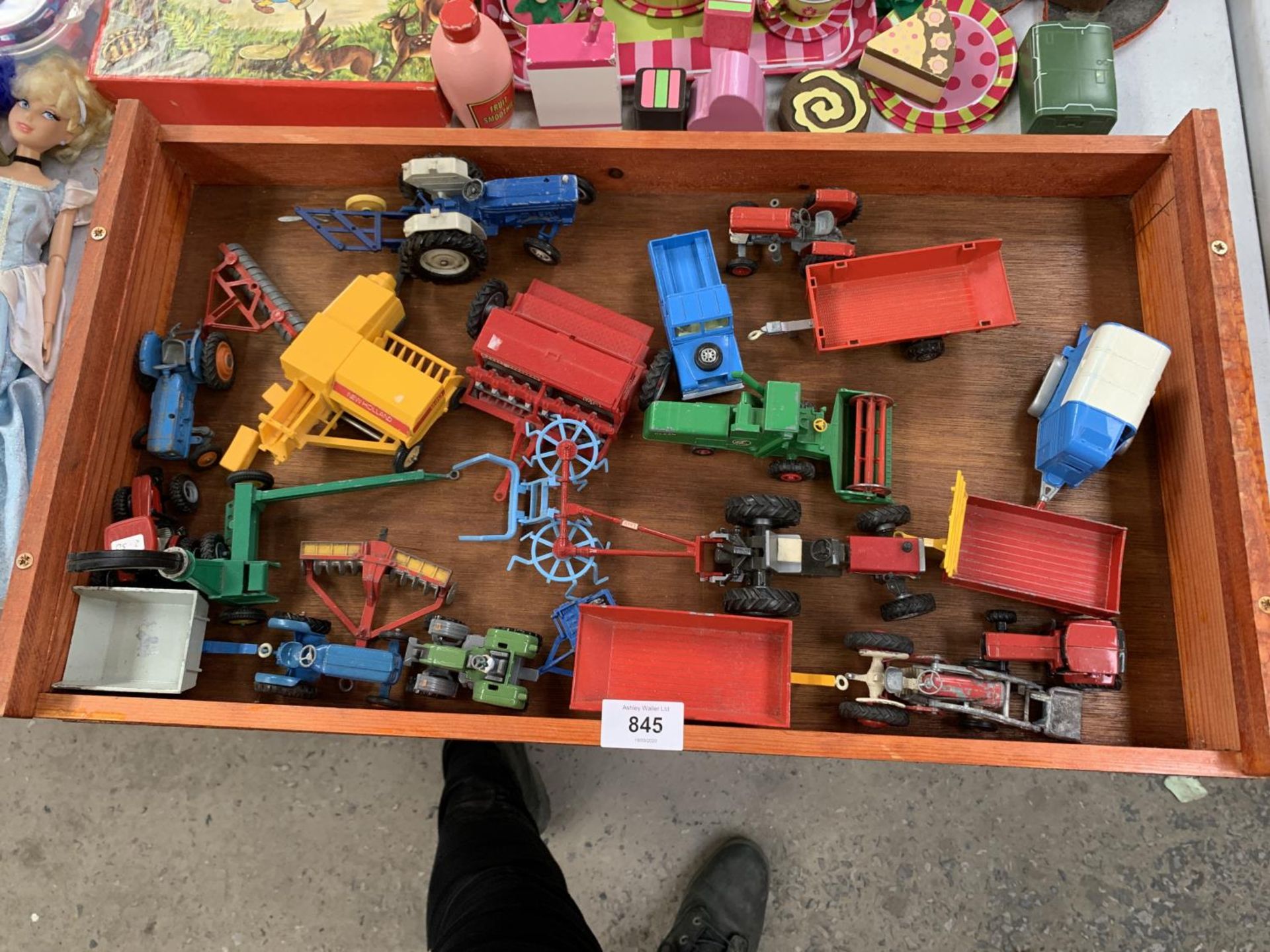 A TRAY OF ASSORTED DIE CAST FARMING MODELS, DINKY, CORGI AND BRITAINS ETC