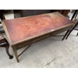 A MAHOGANY COFFEE TABLE WITH LEATHER TOP AND TWO DRAWERS