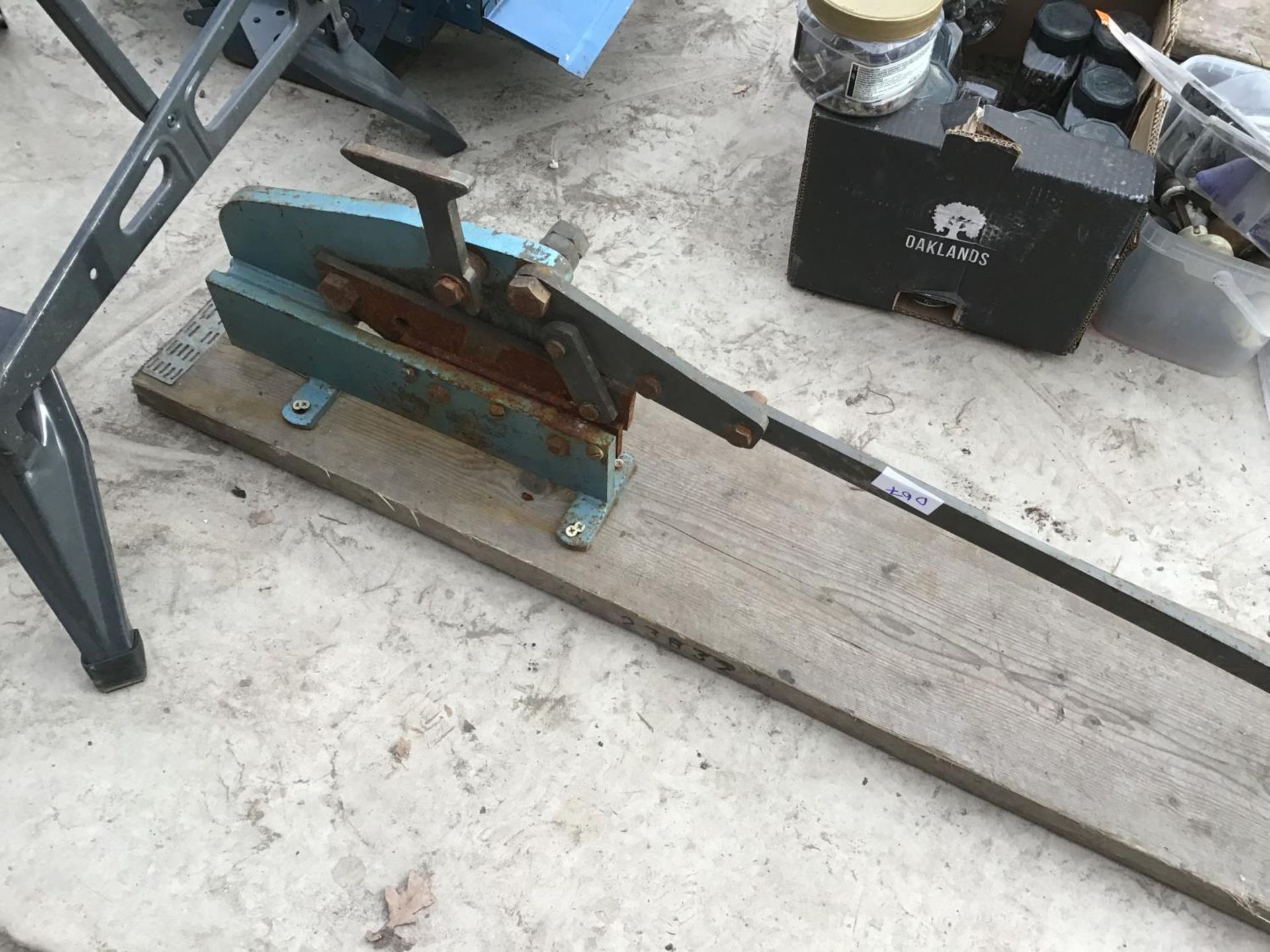 A HEAVY DUTY TIN CUTTER ON A WOODEN BASE AND A BLACK AND DECKER WORK BENCH - Image 2 of 4