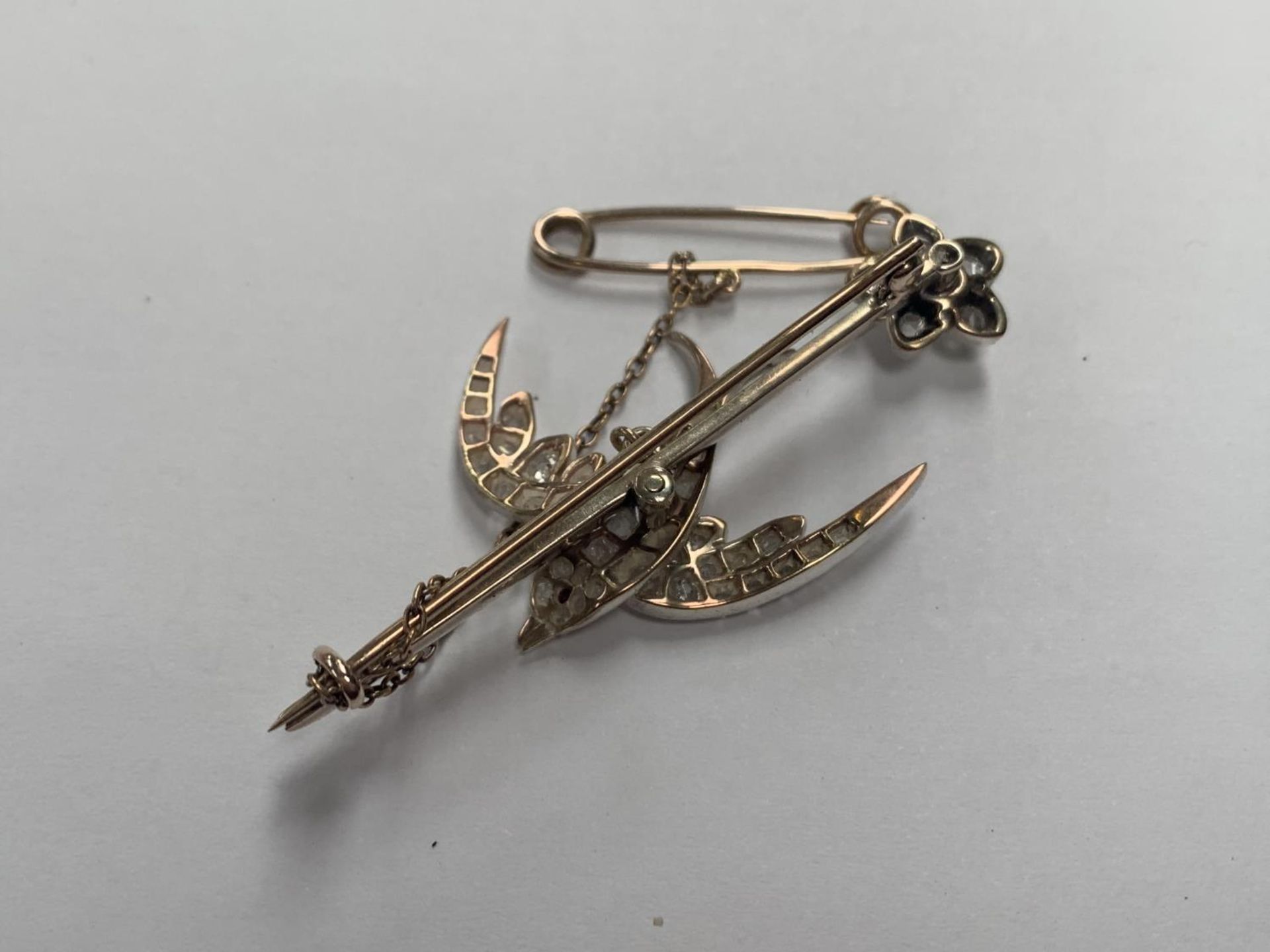 A DIAMOND SET SWALLOW BROOCH, WEIGHT 9.3 GRAMS - Image 4 of 4