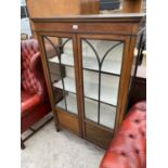 AN INLAID MAHOGANY CHINA CABINET WITH TWO GLAZED PANEL DOORS AND SIDE PANELS
