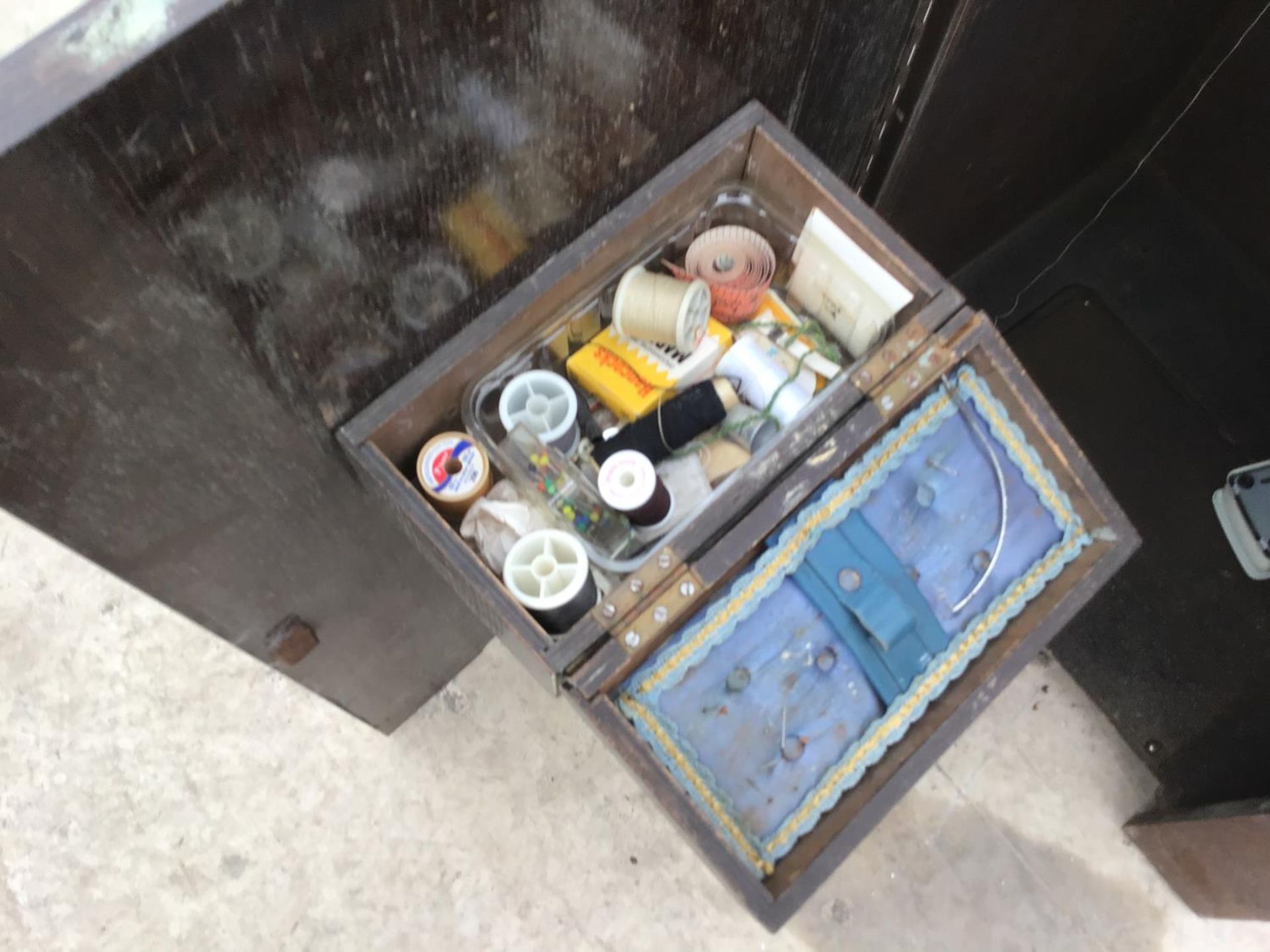 AN ELECTRIC SINGER SEWING MACHINE IN A WOODEN CABINET WITH INNER STORAGE BOX IN WORKING ORDER - Image 4 of 5