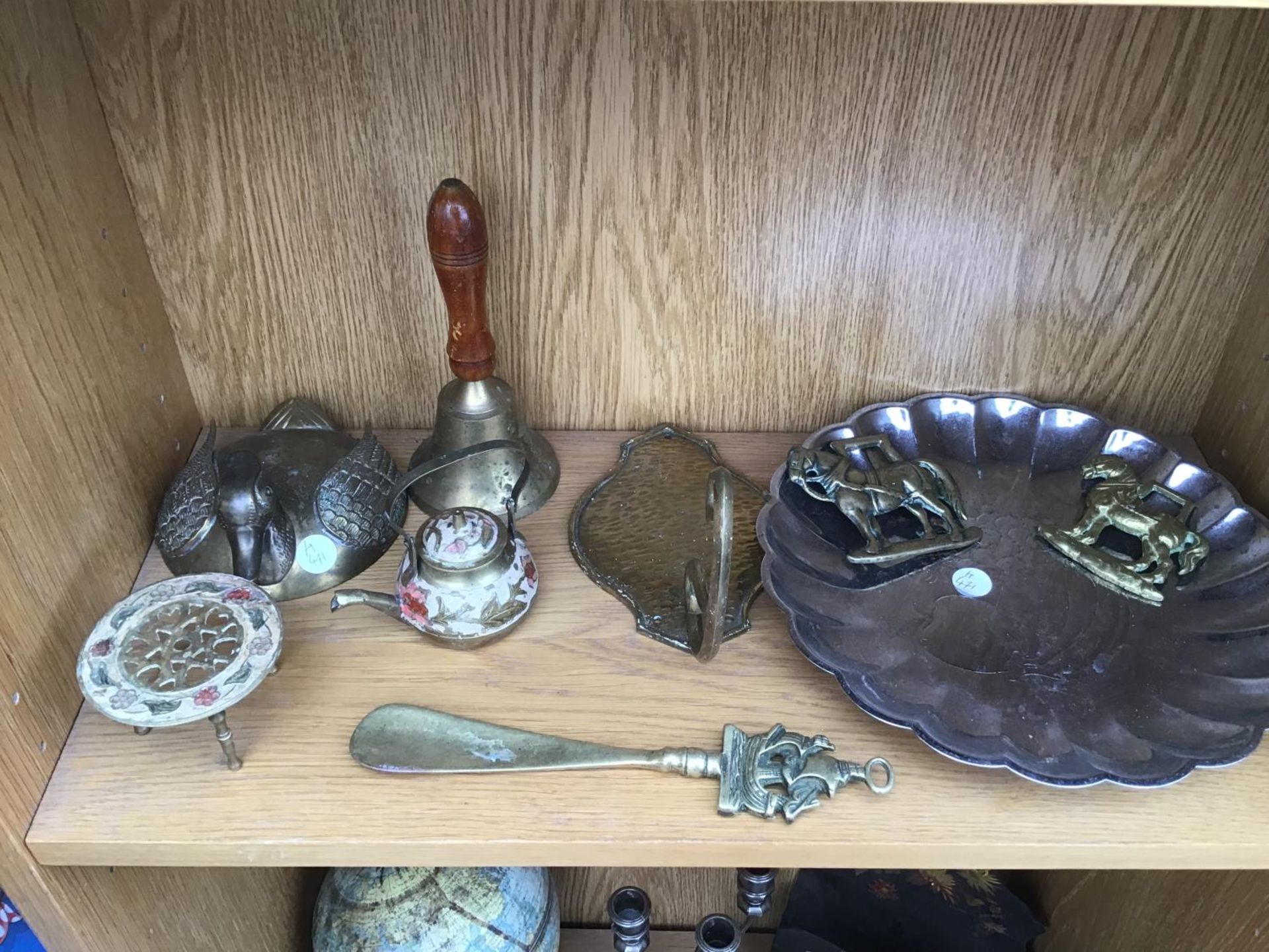 A COLLECTION OF VARIOUS BRASS ITEMS TO INCLUDE TAPS, DOOR HANDLES, BELL, TRIVET ETC - Image 3 of 3