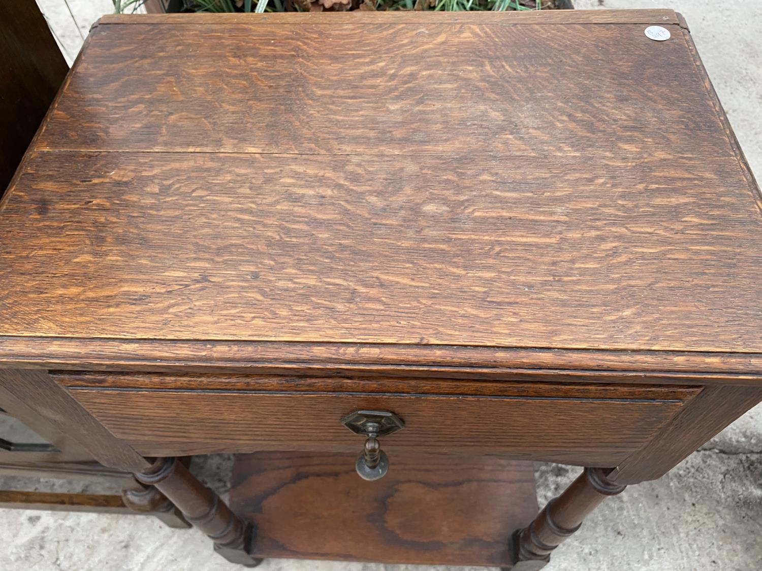 A SMALL MAHOGANY CABINET WITH TWO DOORS AND HINGED TOP AND A SMALL OAK HALL TABLE WITH SINGLE DRAWER - Image 7 of 7