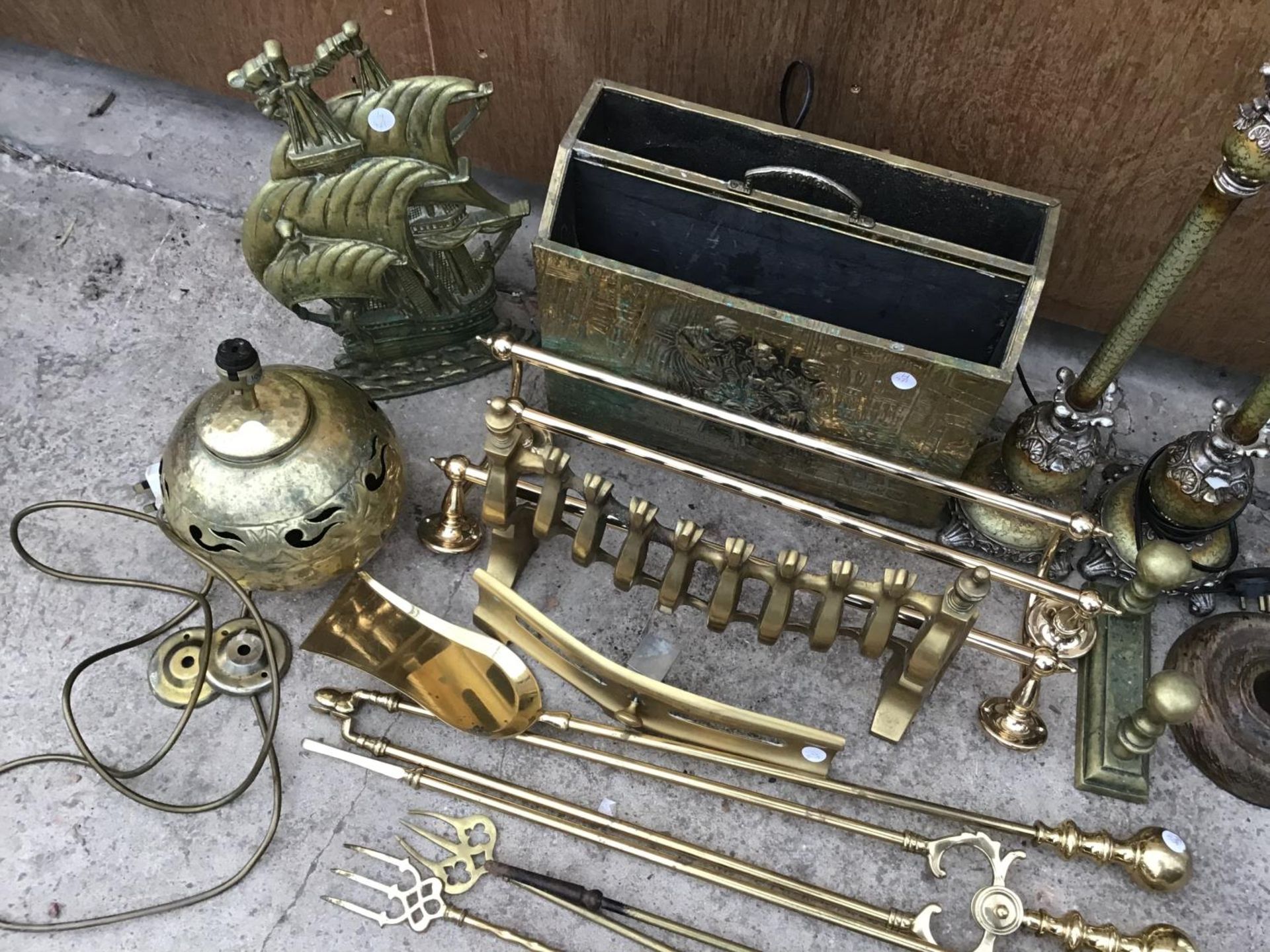 A LARGE COLLECTION OF BRASS ITEMS TO INCLUDE FIRE FENDERS, MAGAZINE RACK, LAMPS ETC - Image 3 of 3