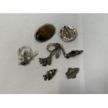A COLLECTION OF ASSORTED SILVER BROOCHES
