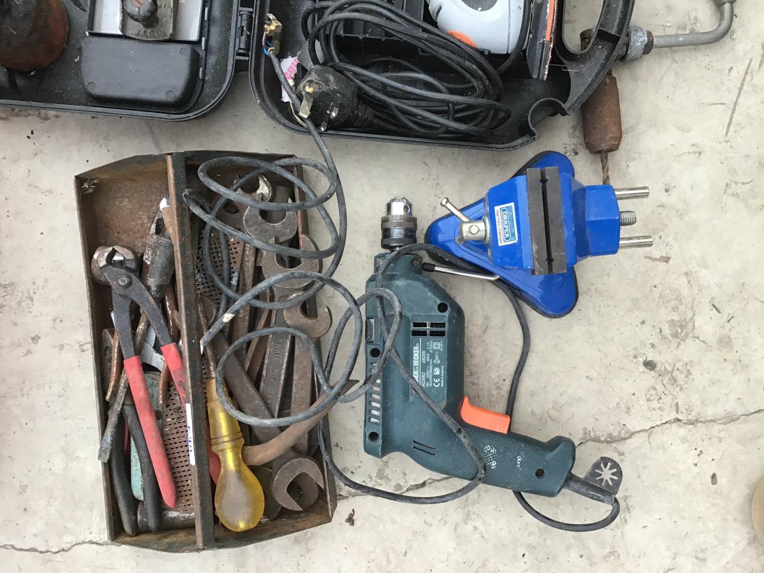 A COLLECTION OF TOOLS TO INCLUDE A CASED MOUSE, A BLACK AND DECKER, AN OIL CAN, VICE AND PLANER - Image 4 of 4