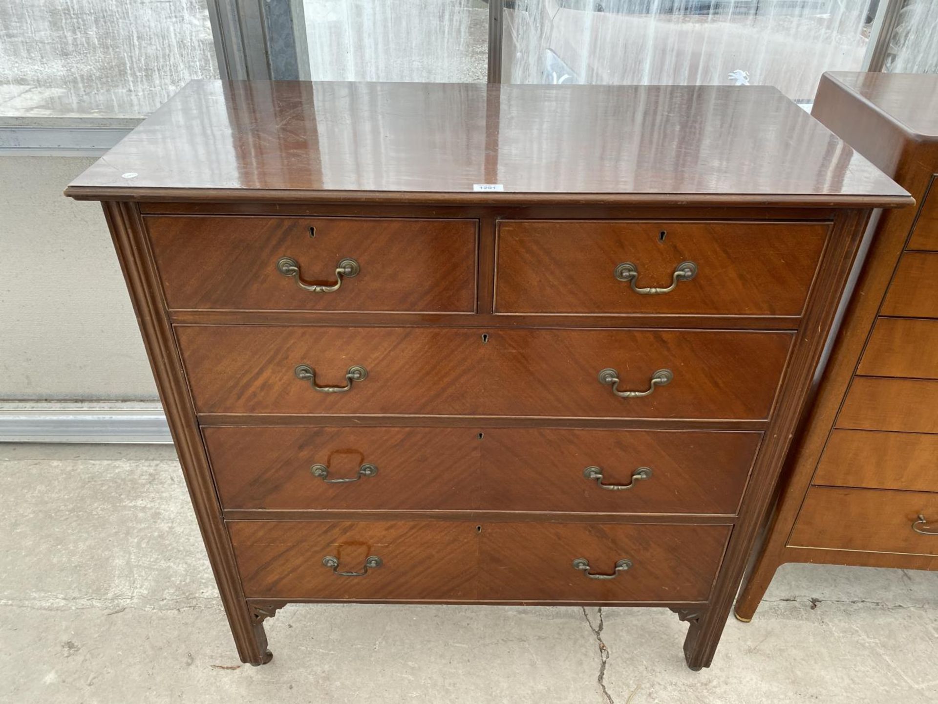 AN EARLY 20TH CENTURY MAHOGANY CHEST OF TWO SHORT AND THREE LONG DRAWERS