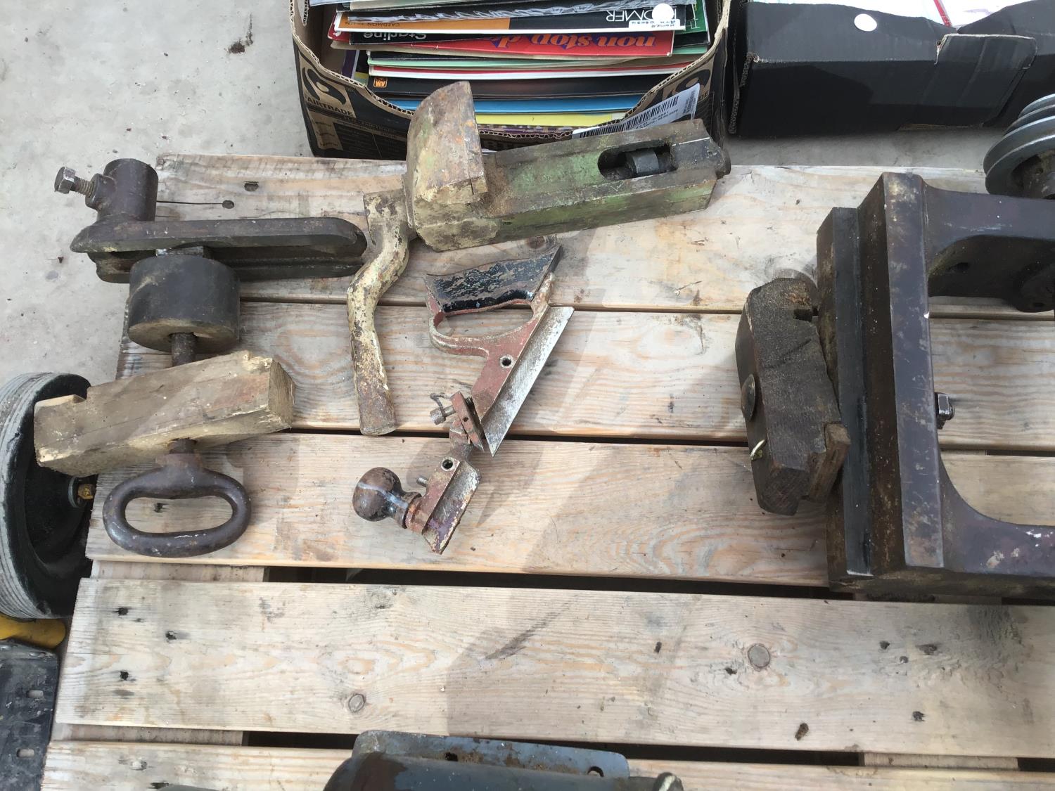 VARIOUS ITEMS TO INCLUDE A SINGER SEWING MACHINE MOTOR, DRILL AND OTHER HEAVY DUTY ATTACHMENTS - Image 3 of 4