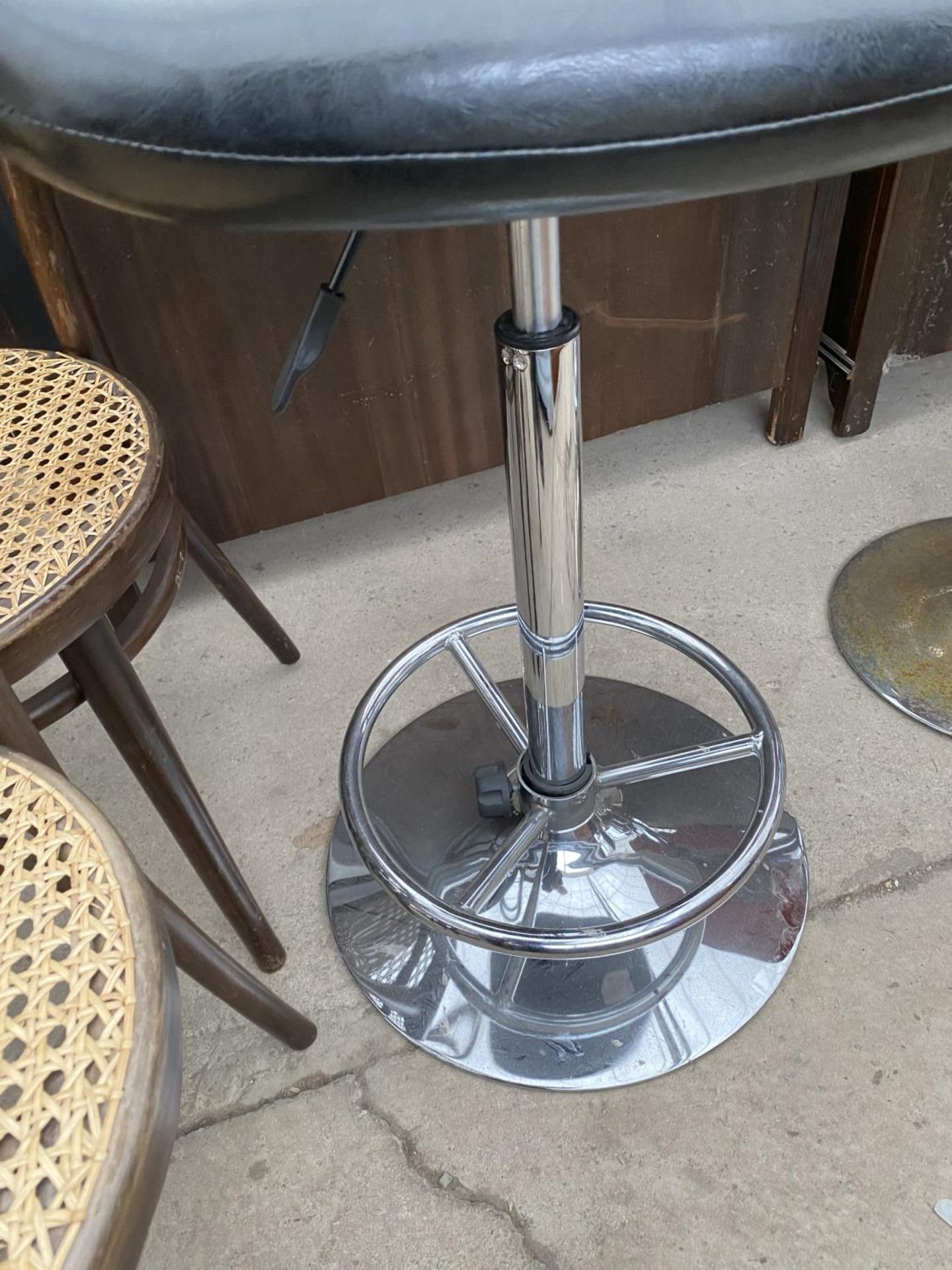 A BLACK BAR STOOL ON CHROME SWIVEL SUPPORT - Image 3 of 3