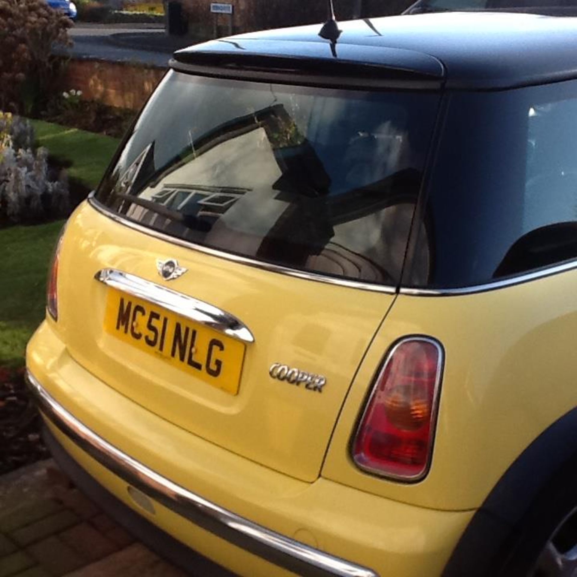 A 2001 (51) MINI COOPER, 1600 CC. MOT TO 25.2.21. RECENT INVOICES FOR £700 INCLUDING 4 NEW TYRES. - Image 4 of 7