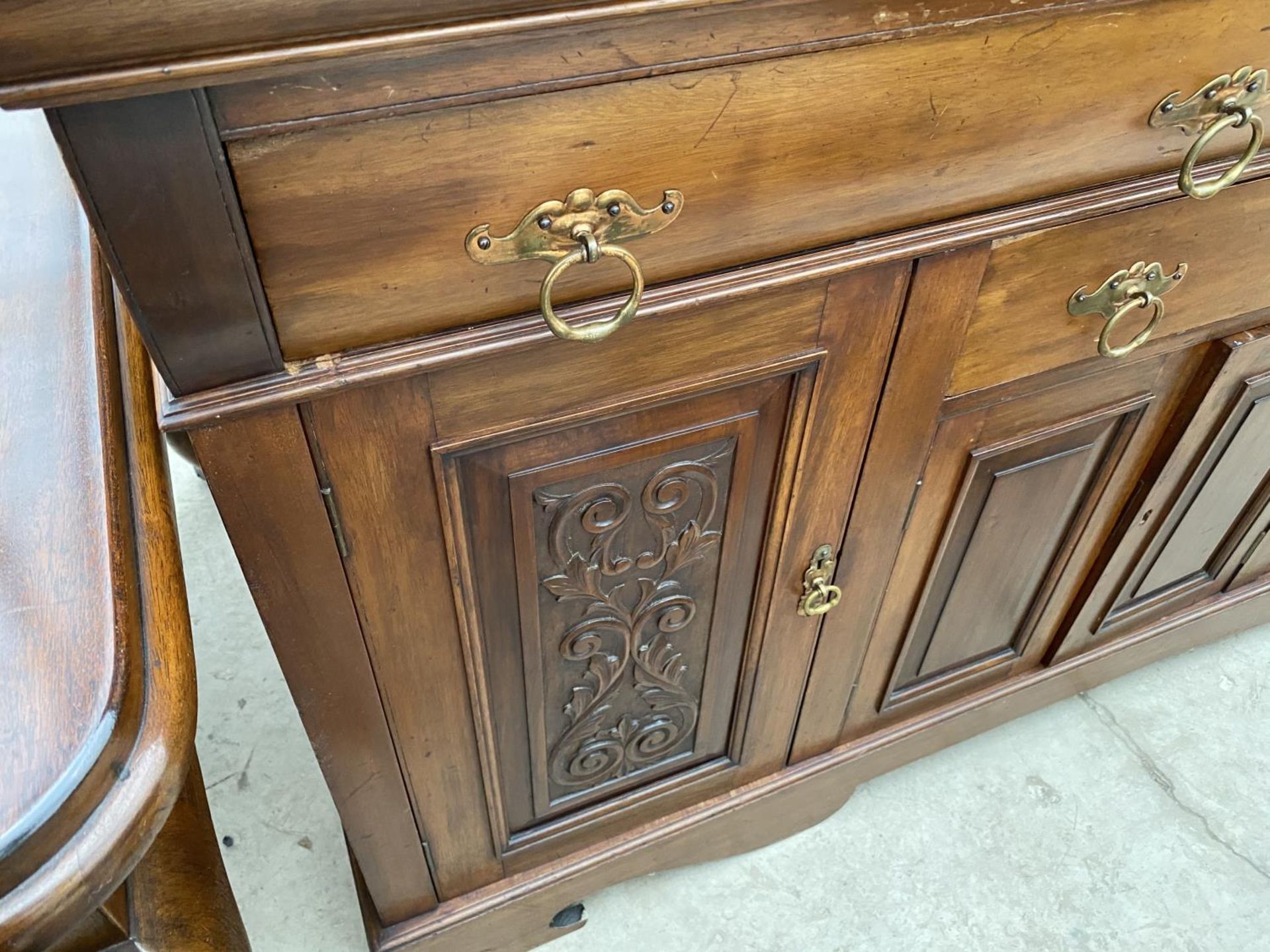 A MAHOGANY SIDEBOARD WITH FOUR DOORS AND THREE DRAWERS - Image 3 of 4