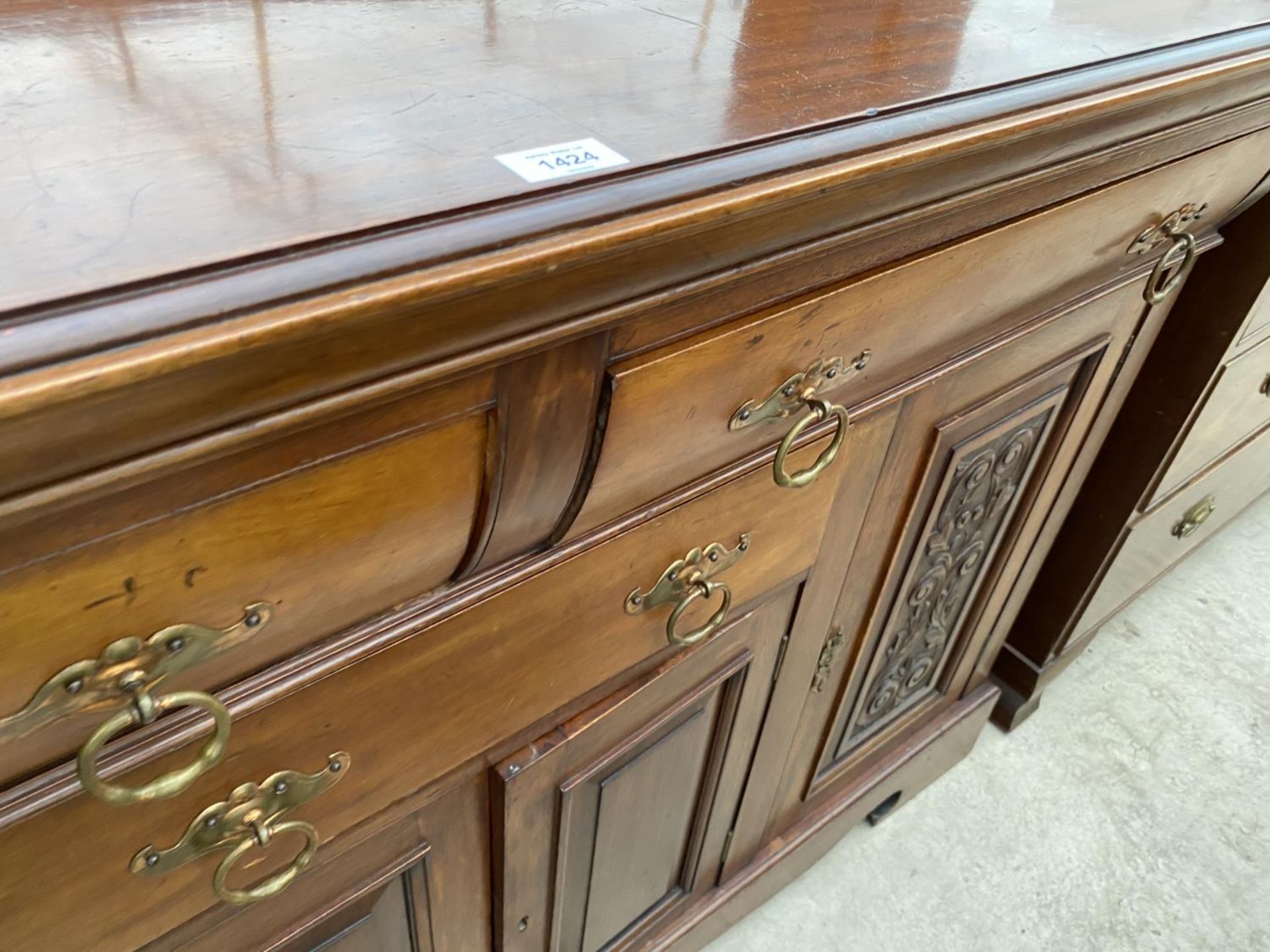A MAHOGANY SIDEBOARD WITH FOUR DOORS AND THREE DRAWERS - Image 4 of 4