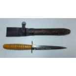 A WOODEN HANDLED FAIRBURN SYKES KNIFE AND SCABBARD, 17 CM BLADE