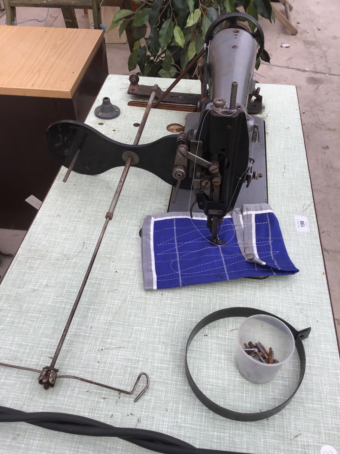 AN INDUSTRIAL SINGER SEWING MACHINE IN WORKING ORDER - Image 3 of 4