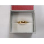 A 22CT GOLD WEDDING BAND, WEIGHT 3.2G