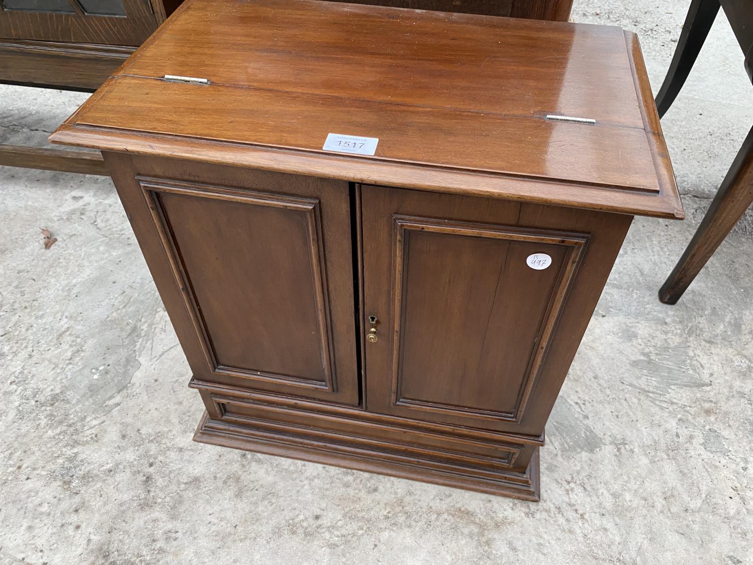 A SMALL MAHOGANY CABINET WITH TWO DOORS AND HINGED TOP AND A SMALL OAK HALL TABLE WITH SINGLE DRAWER - Image 2 of 7