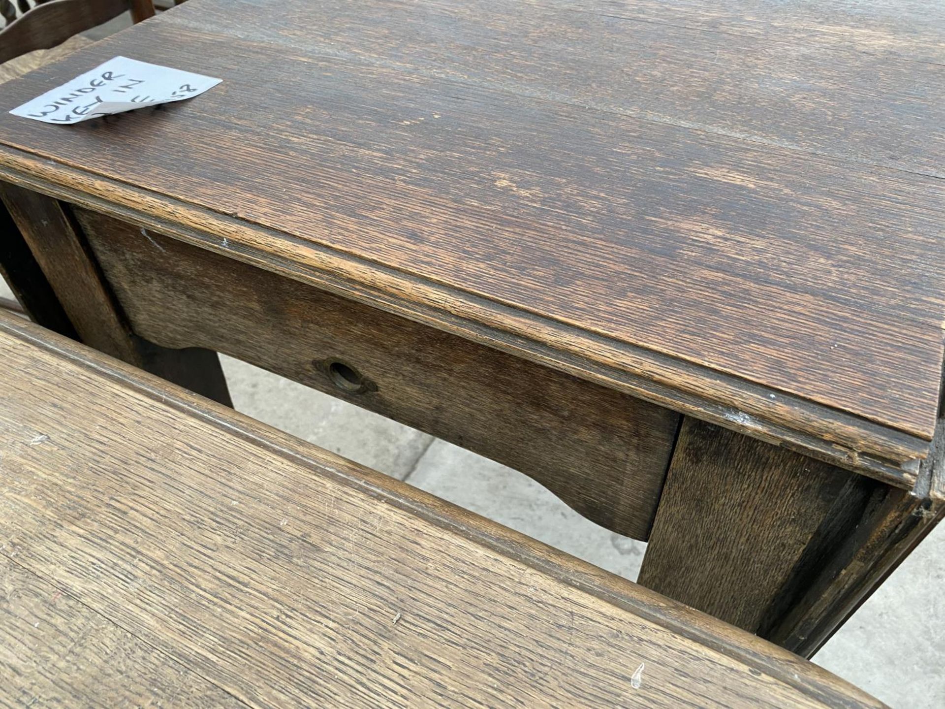 AN OAK DROP LEAF DINING TABLE - Image 2 of 3