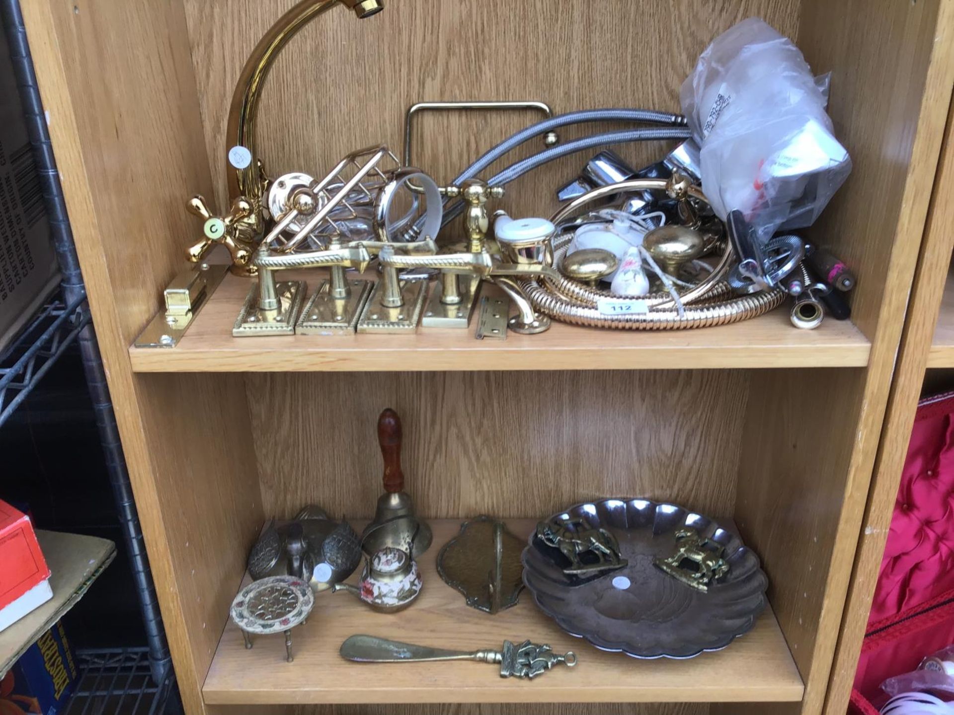A COLLECTION OF VARIOUS BRASS ITEMS TO INCLUDE TAPS, DOOR HANDLES, BELL, TRIVET ETC