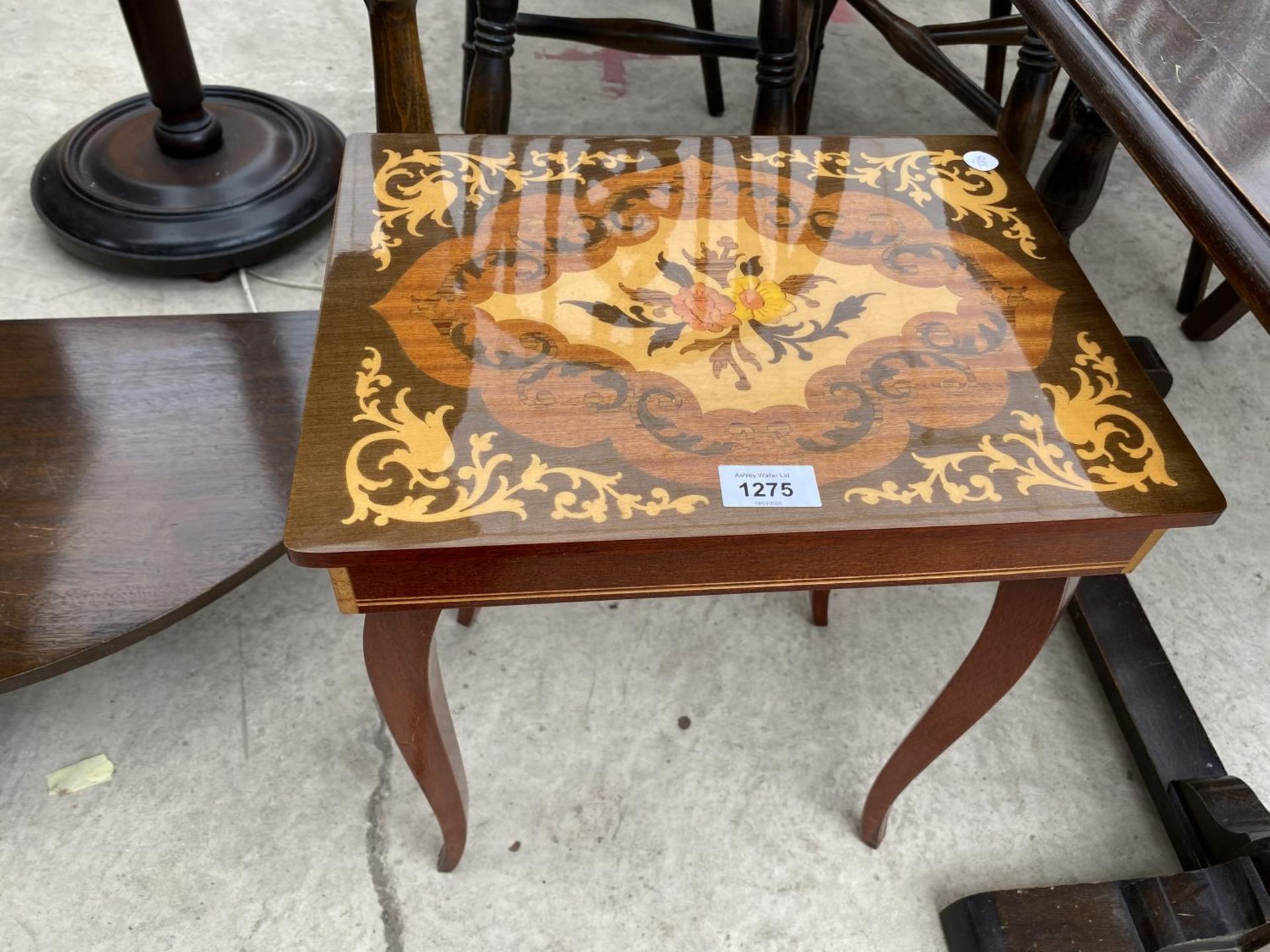 AN ITALIAN INLAID MAHOGANY SEWING TABLE WITH HINGED TOP AND A MAHOGANY COFFEE TABLE - Image 2 of 5