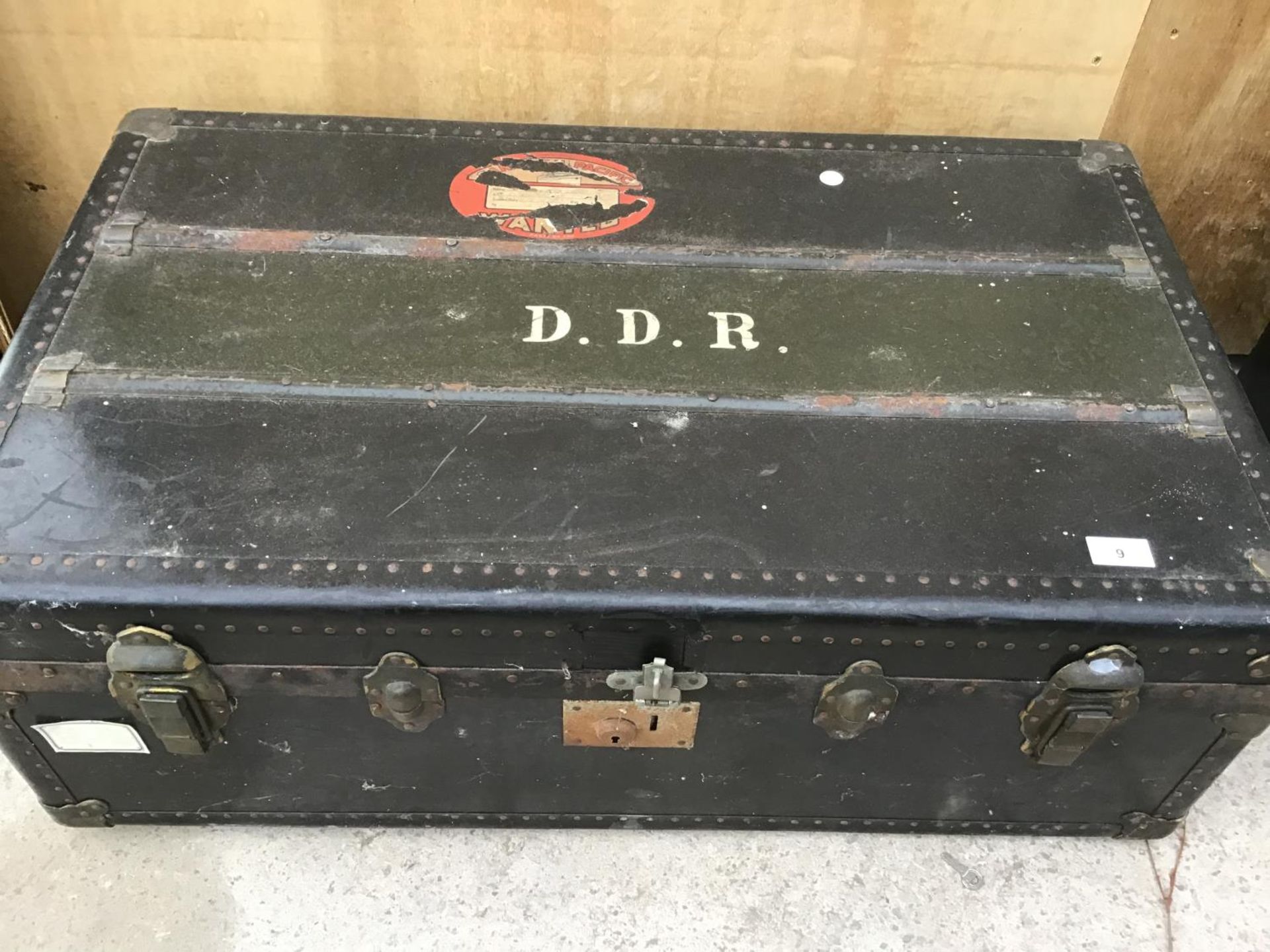 A VINTAGE TRAVEL CHEST IN GOOD CONDITION WITH INNER TRAY - Image 2 of 3