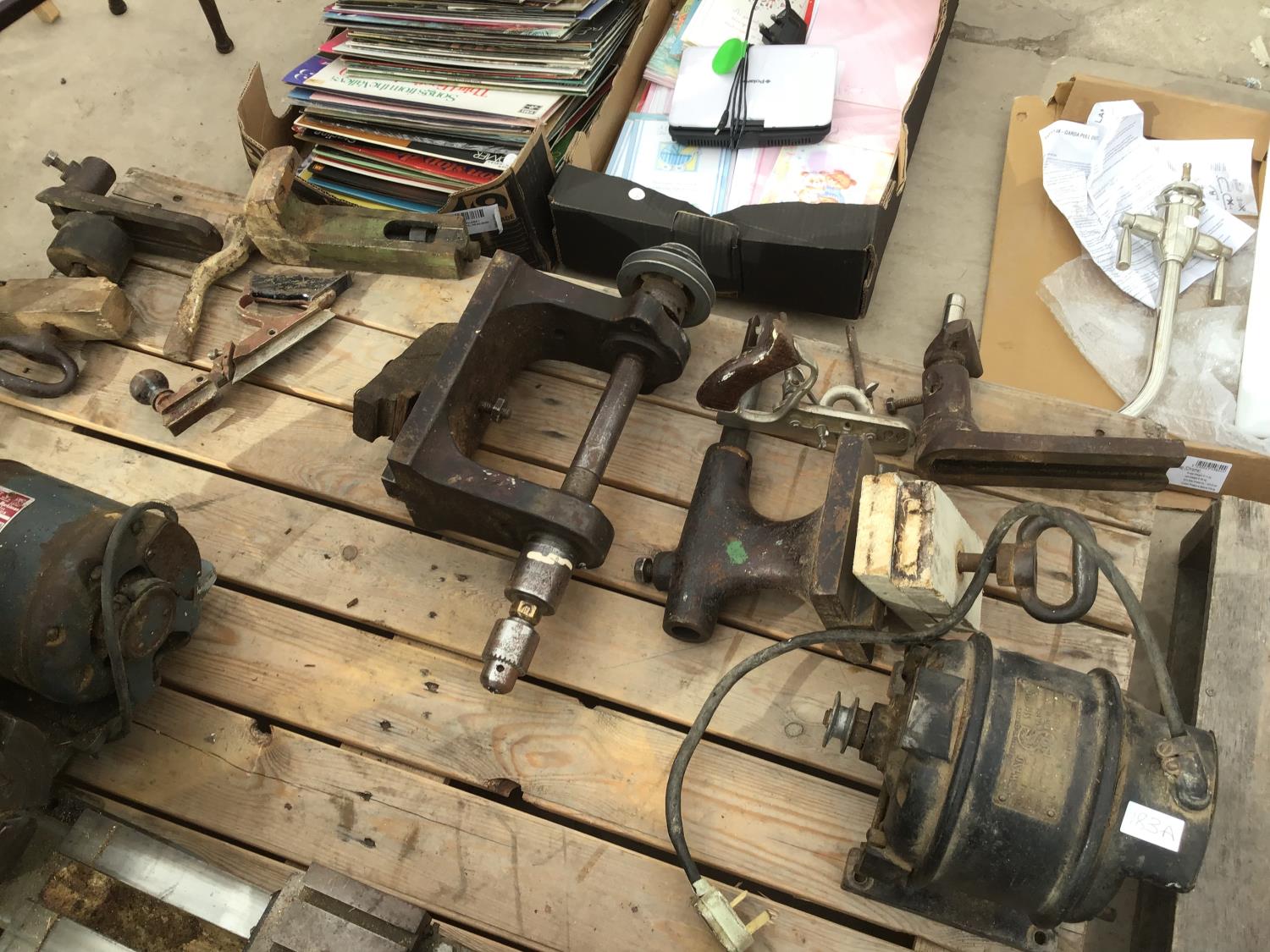 VARIOUS ITEMS TO INCLUDE A SINGER SEWING MACHINE MOTOR, DRILL AND OTHER HEAVY DUTY ATTACHMENTS