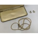 A PEARL NECKLACE AND EARRINGS SET
