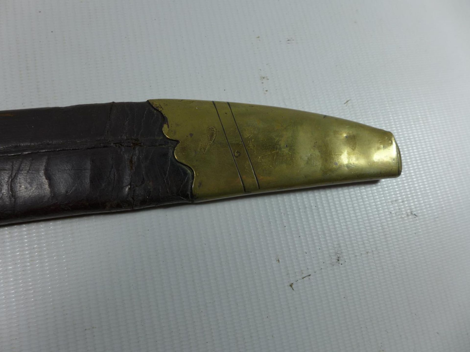 A NAVAL CUTLASS / POLICE HANGER AND SCABBARD, 57 CM BLADE - Image 5 of 5