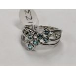 A 9CT WHITE GOLD DIAMOND AND BLUE STONE RING, INSURANCE VALUE £1885.00