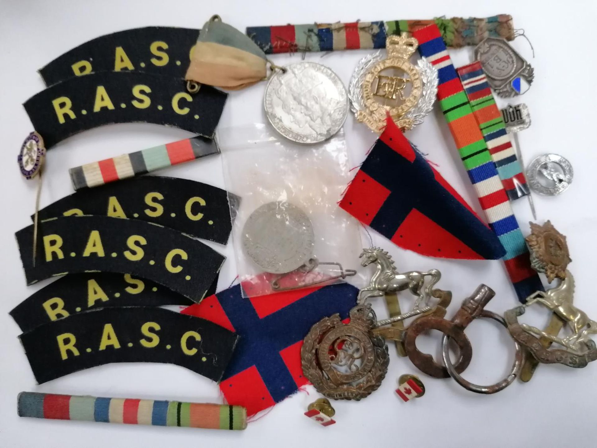 A BOX OF ASSORTED CAP AND FURTHER BADGES