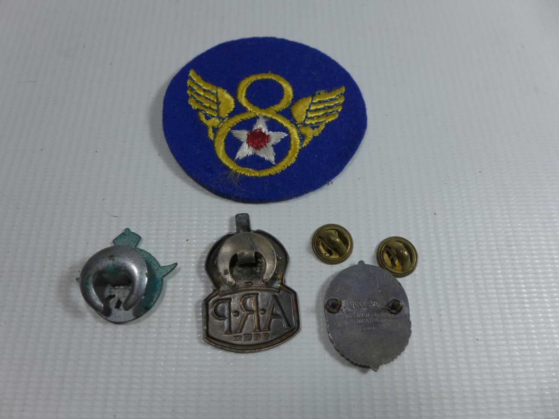 A WORLD WAR II PERIOD U.S MILITARY AIR CORPS SILVER AND ENAMEL BADGE, SILVER A.R.P BADGE ETC - Image 3 of 3