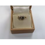 AN ART DECO 18CT YELLOW GOLD DIAMOND AND SAPPHIRE RING, WEIGHT 2.4 G