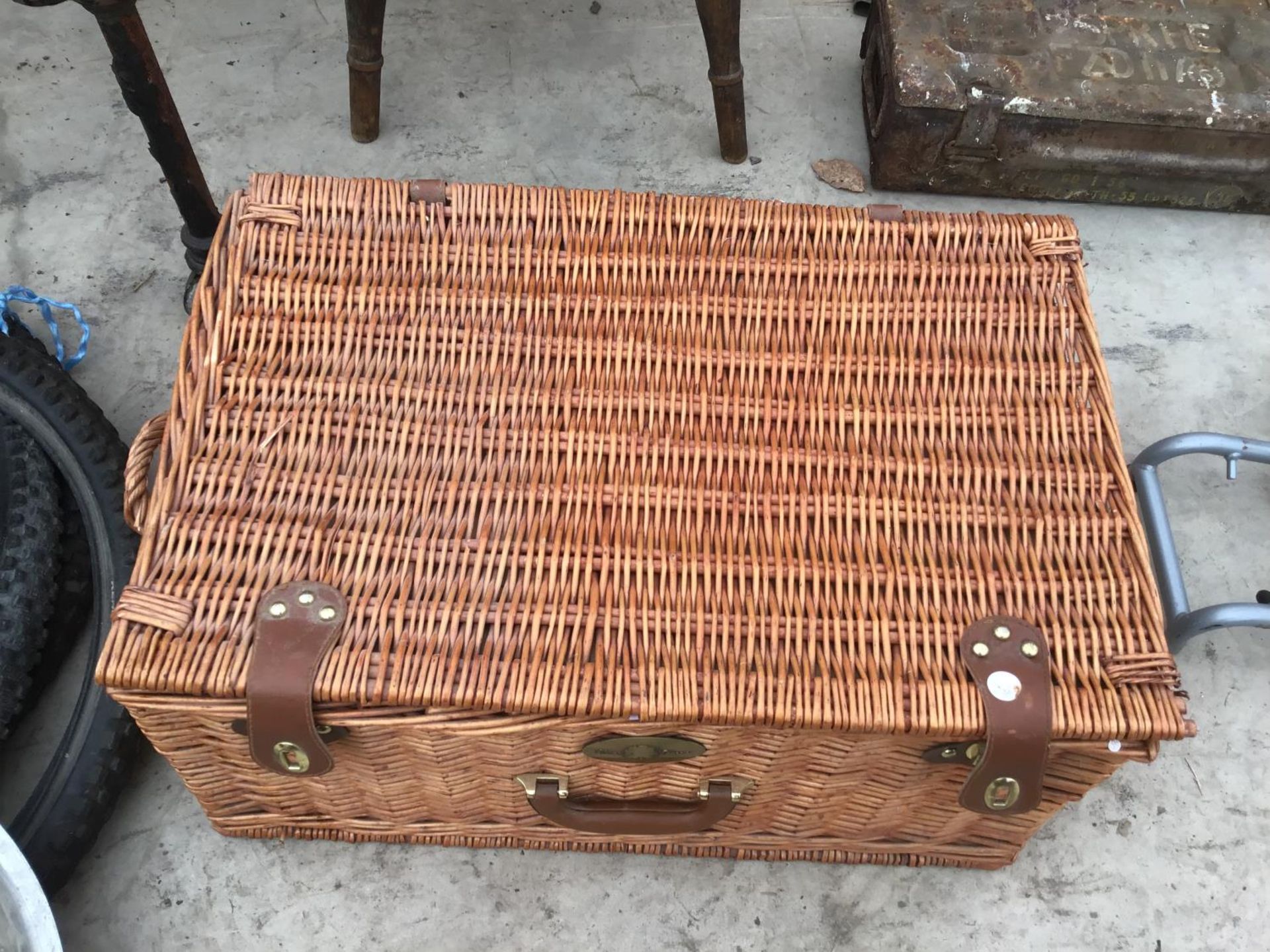 A SHIRE GREEN PICNIC BASKET WITH METAL CUPS. ORNATE WINE STOPPERS CAMPING PANS ETC - Image 2 of 4