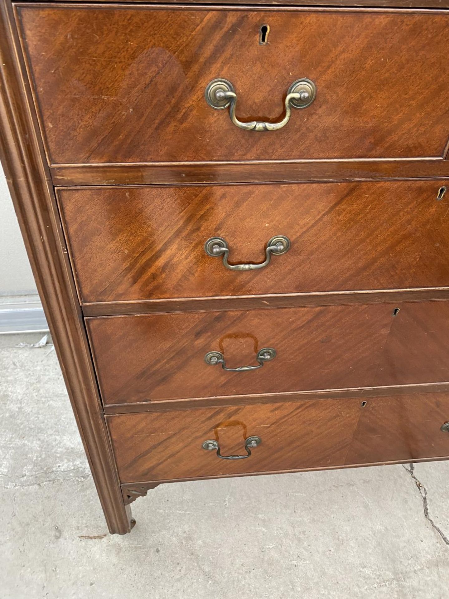 AN EARLY 20TH CENTURY MAHOGANY CHEST OF TWO SHORT AND THREE LONG DRAWERS - Image 3 of 3