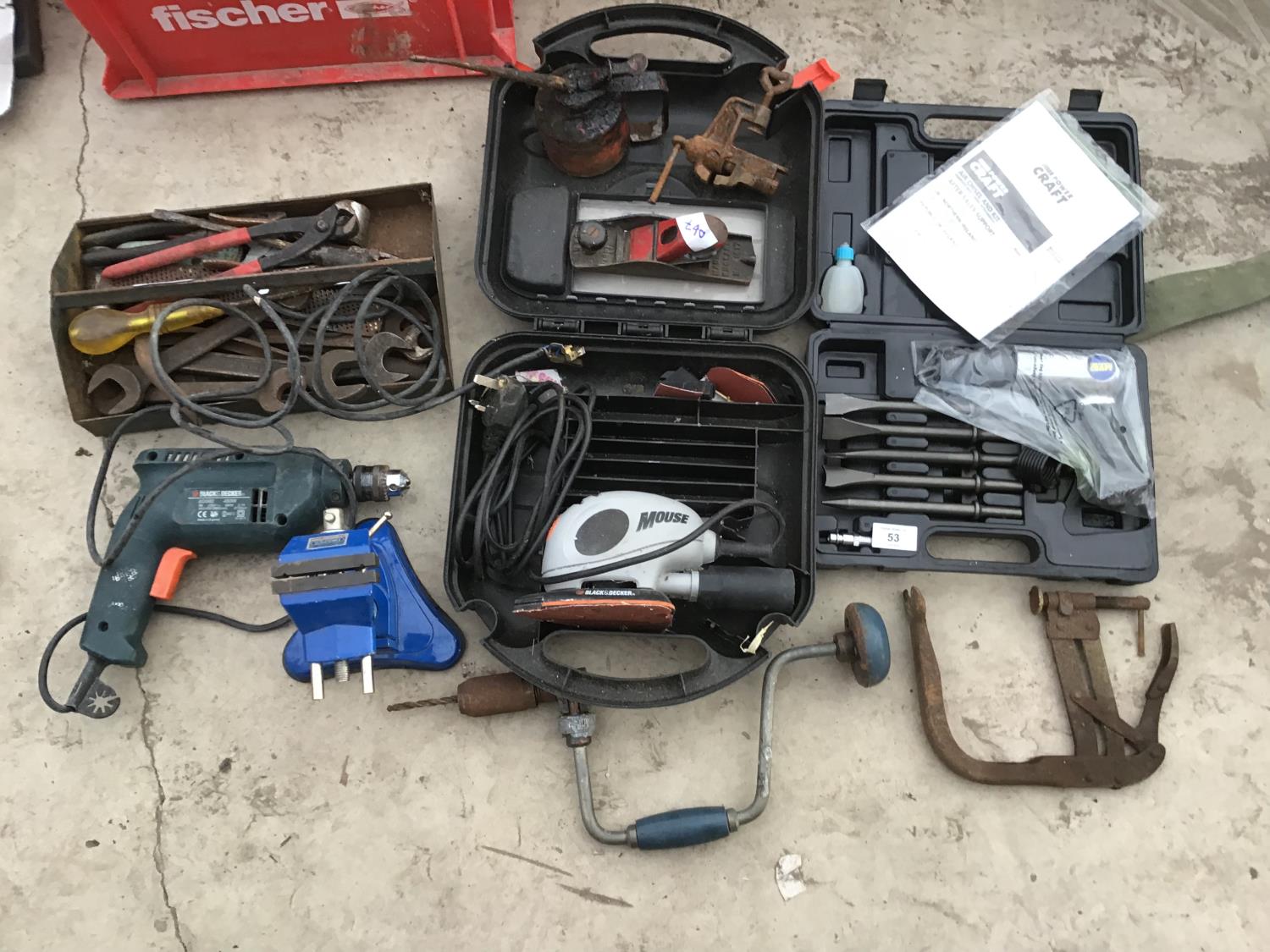 A COLLECTION OF TOOLS TO INCLUDE A CASED MOUSE, A BLACK AND DECKER, AN OIL CAN, VICE AND PLANER