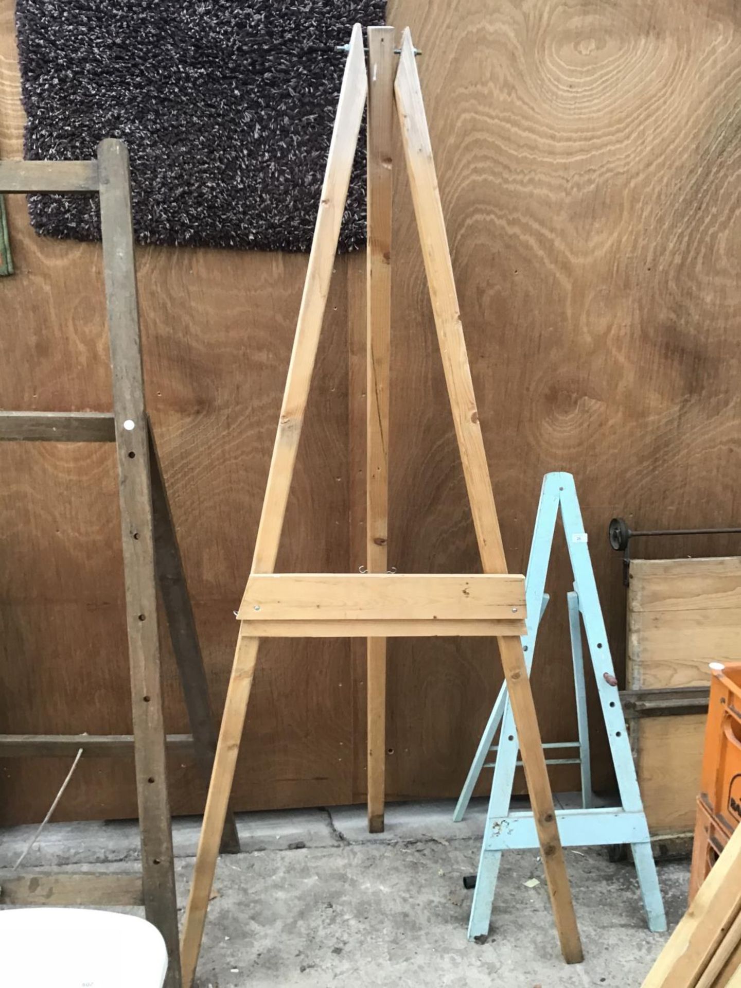 THREE VINTAGE FREESTANDING WOODEN EASELS OF VARIOUS SIZES - Image 3 of 4