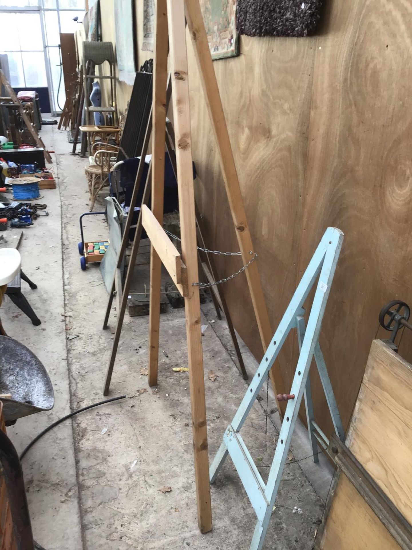 THREE VINTAGE FREESTANDING WOODEN EASELS OF VARIOUS SIZES