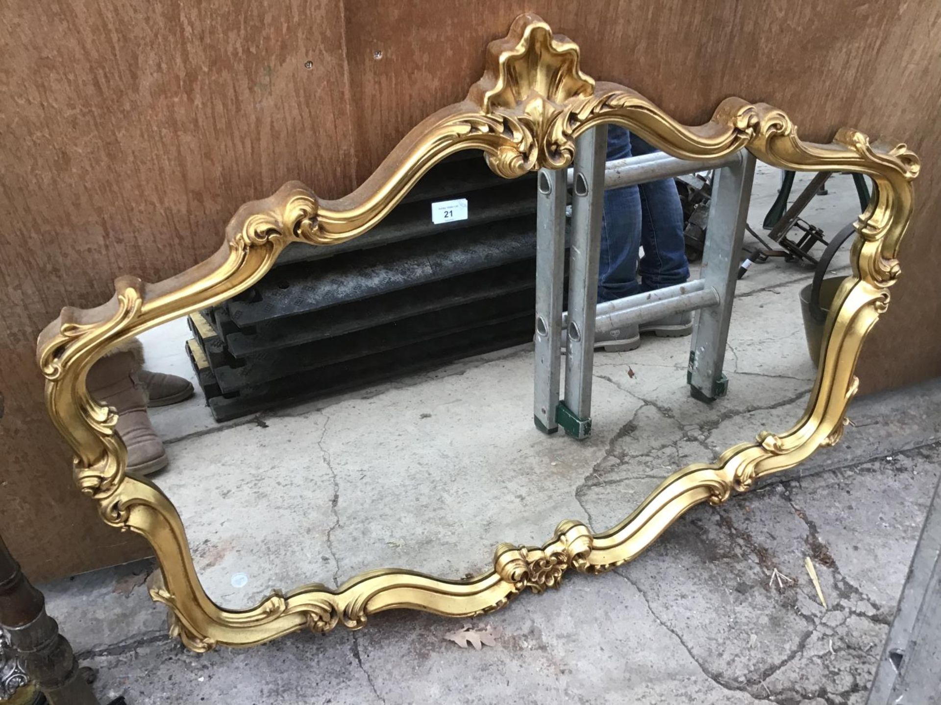 A LARGE ORNATE GILT FRAMED MIRROR