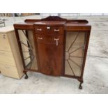 AN ART DECO MAHOGANY CABINET ON CABRIOLE SUPPORTS WITH ONE DOOR, TWO DRAWERS AND TWO GLAZED PANEL