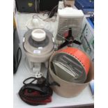 VARIOUS ITEMS TO INCLUDE AN IRON, MIGNON LAMP, RETRO FAN, JUICER ETC IN WORKING ORDER